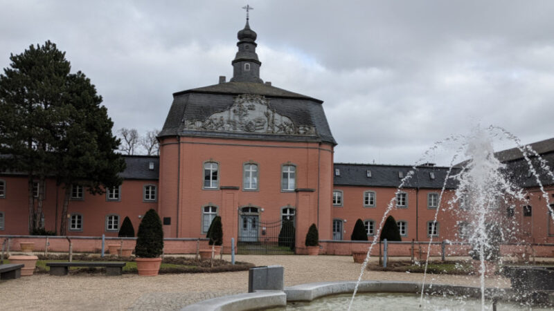 Finde sechs Unterschiede im Fehlersuchbild: Schloss Wickrath