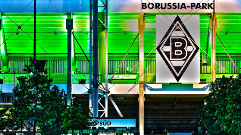 Finde sechs Unterschiede im Fehlersuchbild: Borussia-Park Südkurve Eingang – BMG
