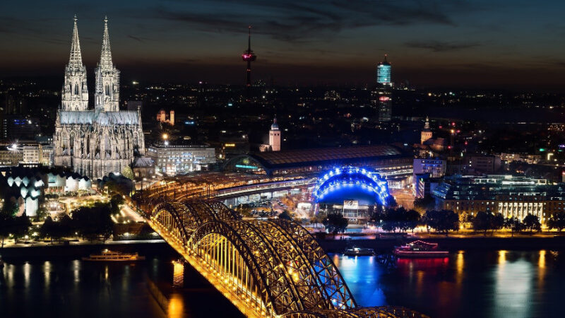 Finde sechs Unterschiede im Fehlersuchbild: Köln bei Nacht
