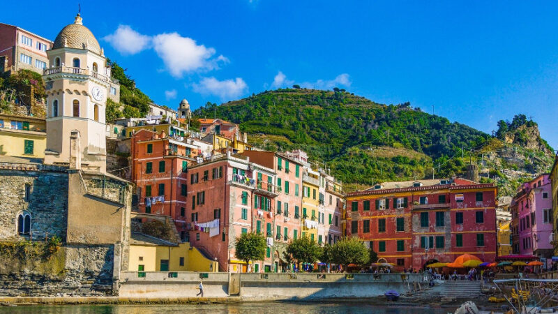 Finde sechs Unterschiede im Fehlersuchbild: Dorf – Italien