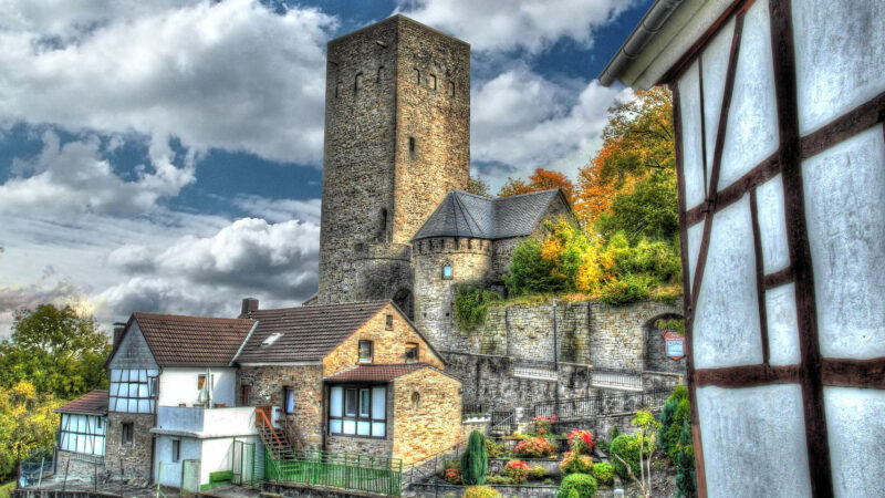 Finde sechs Unterschiede im Fehlersuchbild: Burg Blankenstein Hattingen