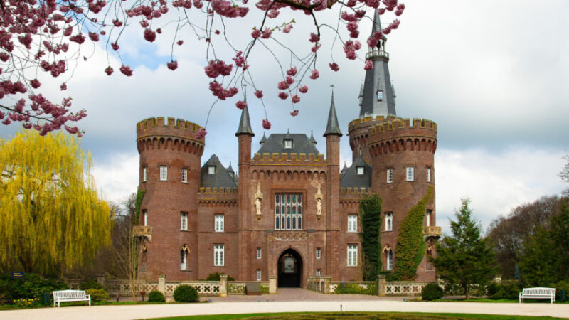 Finde sechs Unterschiede im Fehlersuchbild: Schloss Moyland Kreis Kleve