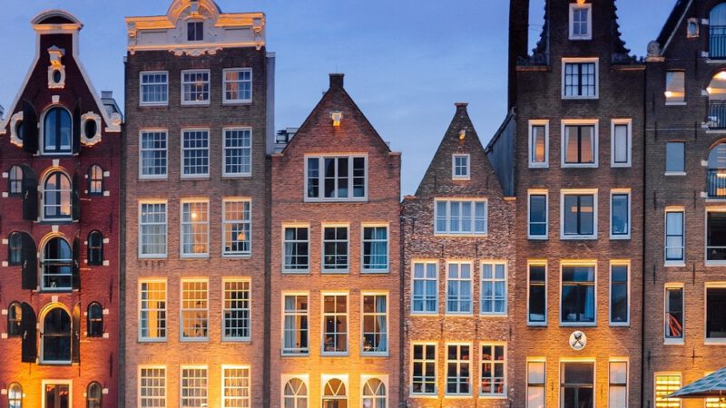 Finde 6 Fehler im Suchbild: Häuserreihe Amsterdam