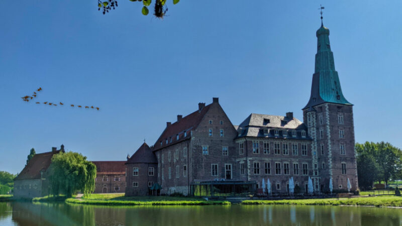 Finde 6 Fehler im Suchbild: Schloss Raesfeld Borken