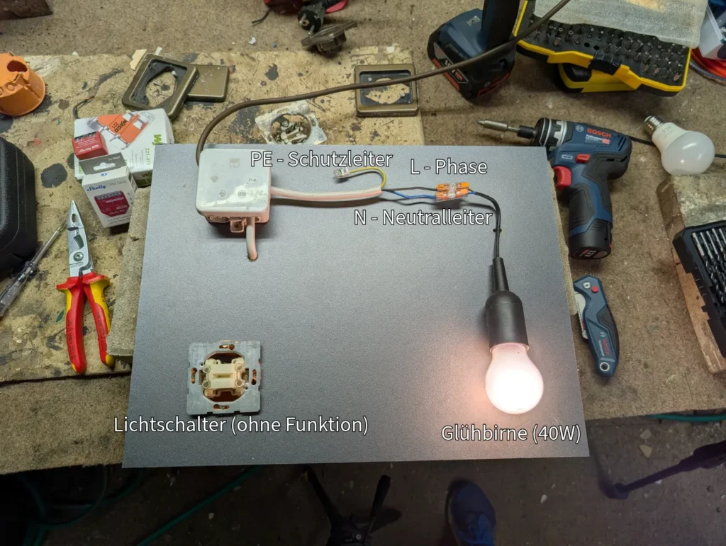 Beispiel für eine Schaltung mit einer Lampe unter Dauerstrom
